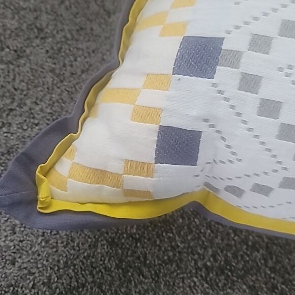 Collection of Matching Throw Pillows (lg, 2 sm) - Picture 13 of 13